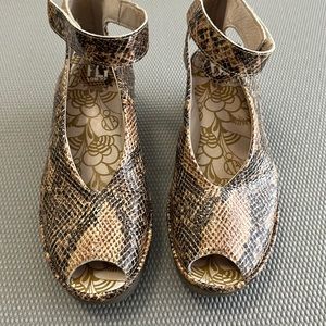𝅺Fly London wedge peep toe shoes sz 37 (7)
